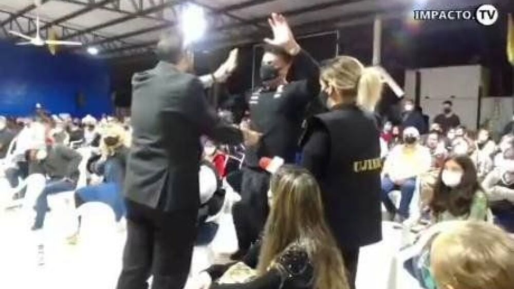 Viralizaron video donde se ve al farandulero Titi Antebi siendo “liberado” por el profeta José Duarte, el culto fue el mes de julio de este año, el religioso le aseguró que sobre él había trabajos de brujería y macumba, por lo que le oró y lo libró de sus ataduras. El empresario en un momento casi cae para atrás y se repone y termina diciendo “Amén”.
