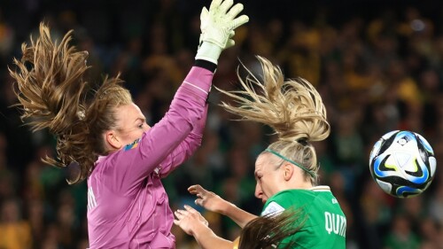 La portera irlandesa Courtney Brosnan para la pelota en el intento de gol de la jugadora australiana durante el partido entre Irlanda y Australia en el Campeonato Mundial de Fútbol Femenino celebrado.
