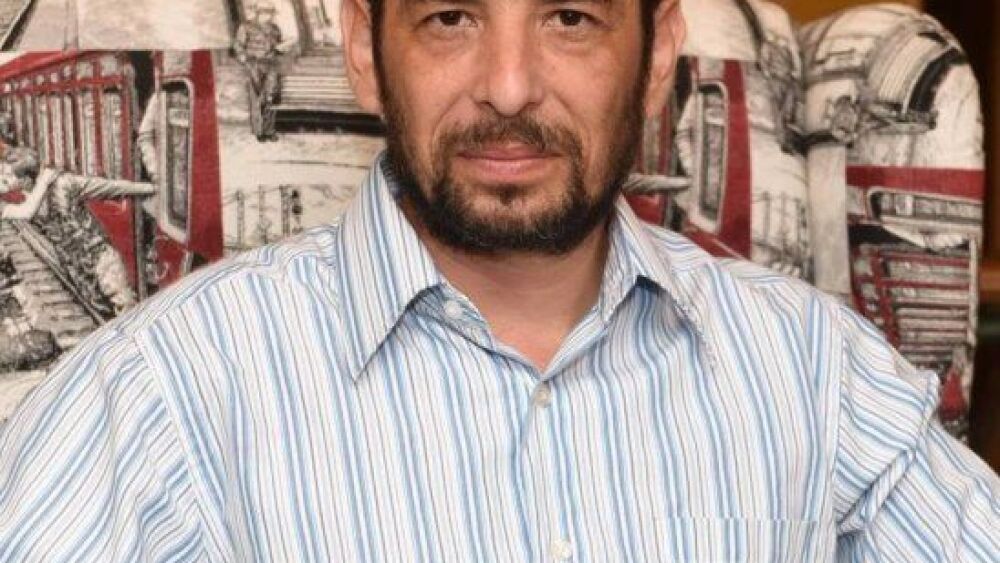 Mike Beras, autor del libro el