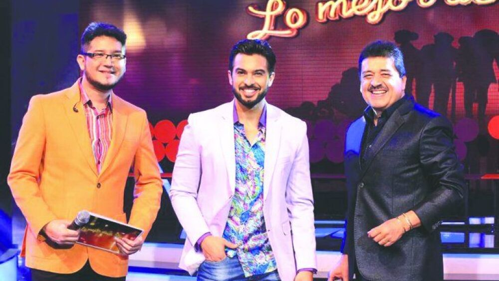 <div>Coloridas prendas. Junior Rodríguez y Carlos Ortellado pelan facha en el programa Lo mejor de la familia. Se animan a usar coloridas camisas y sacos. Aquí acompañados de El Pionero, que está acostubrado a marcar tendencia</div>