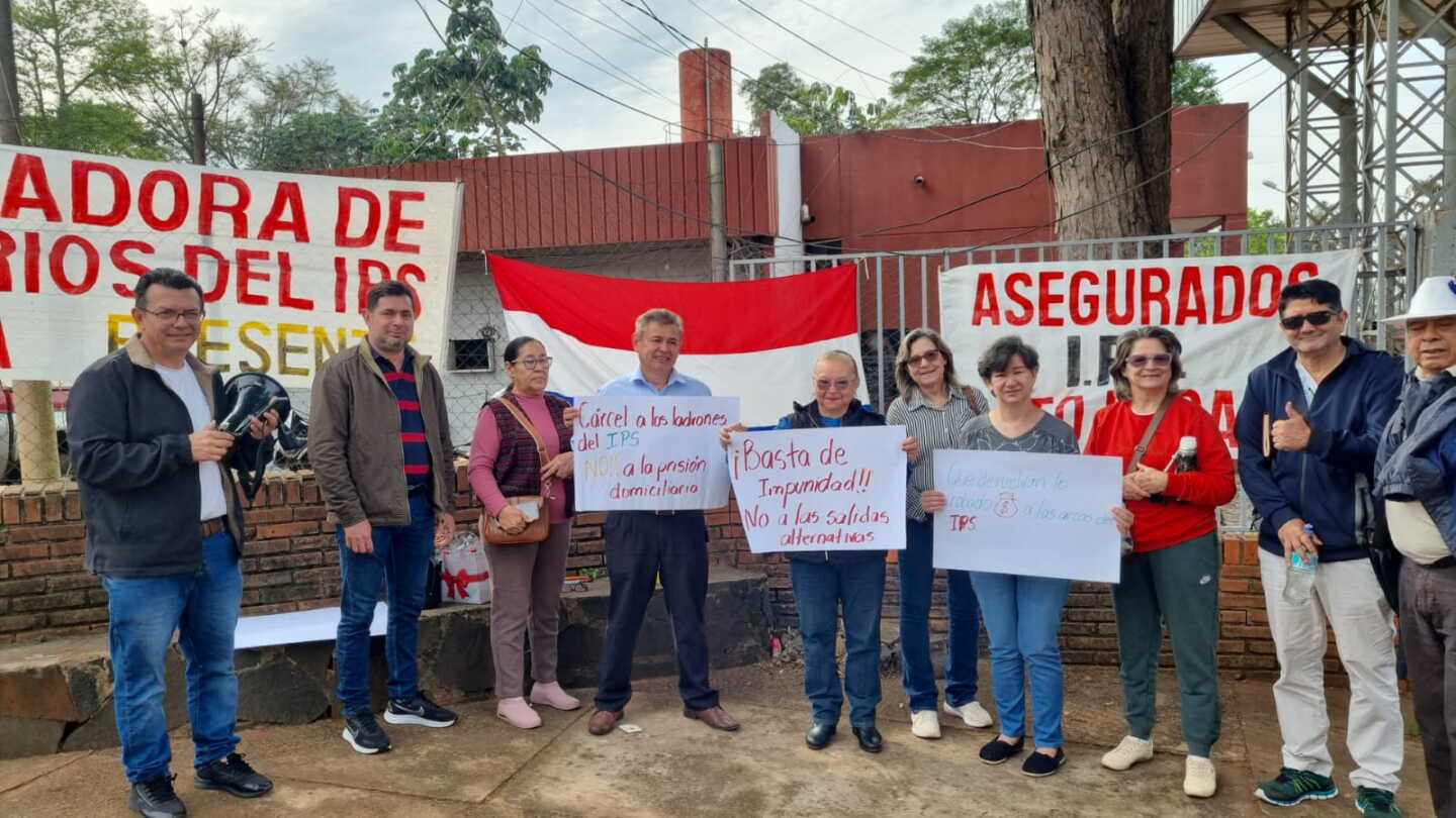 Asegurados se manifiestan en CDE.jpeg