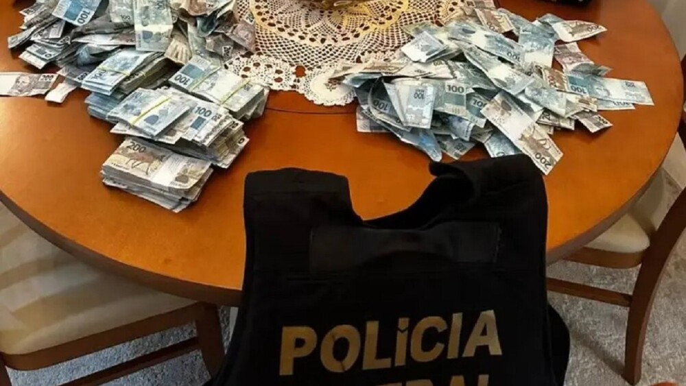 Arrojan una maleta con USD 82.000 por la ventana en operativo anticorrupción en Brasil Arrojan una maleta con USD 82.000 por la ventana en operativo anticorrupción en Brasil