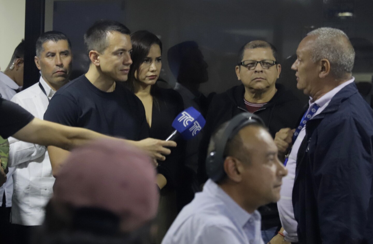 El presidente Noboa visita el canal de televisión de Ecuador que sufrió asalto armado