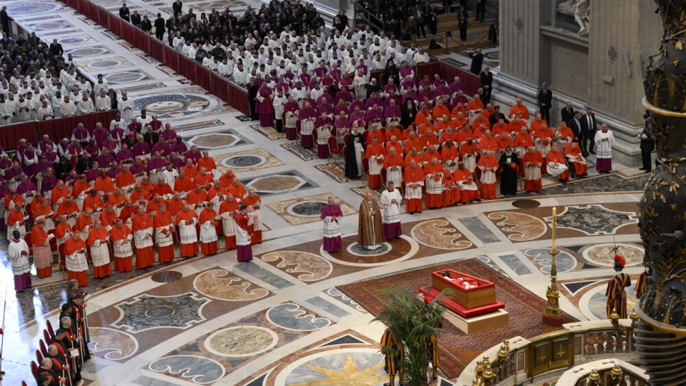 El féretro del papa Francisco llega a la basílica de San Pedro