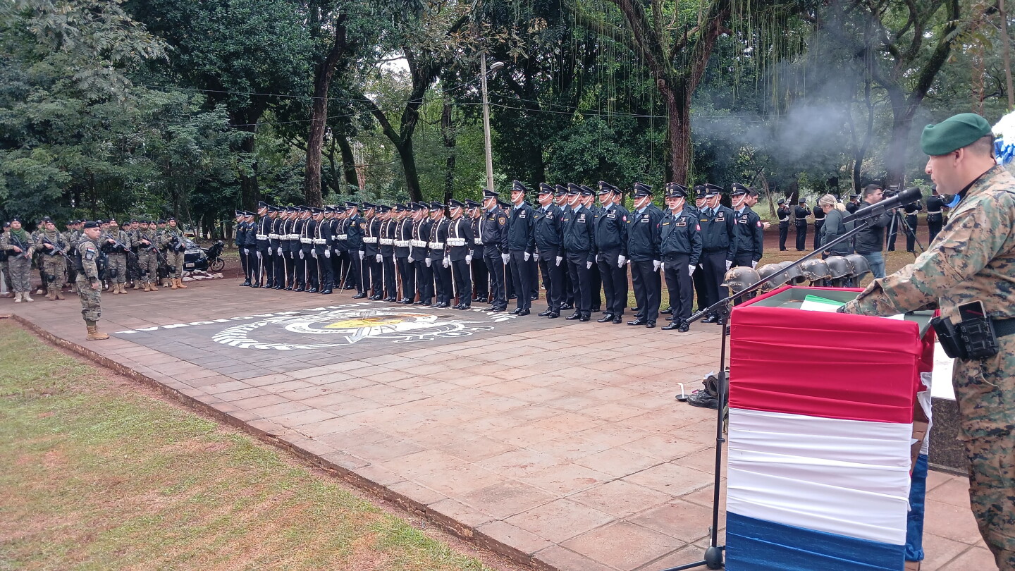 Homenaje a policias en CDE.jpg