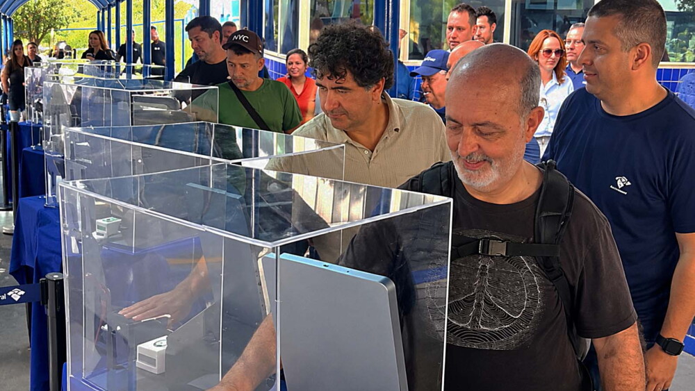 Brasil prueba control biométrico de la mano en el Puente de la Amistad Brasil prueba control biométrico de la mano en el Puente de la Amistad