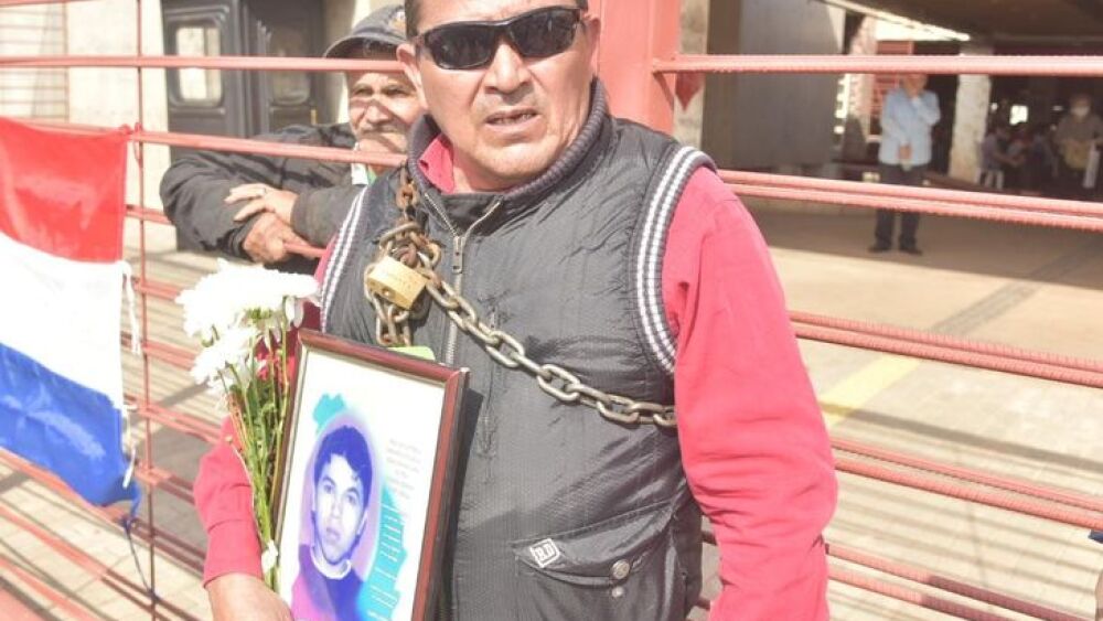 Una persona se encadenó este lunes a los portones del memorial, denunciando que no le dejan formar parte de las asociaciones y grupos de víctimas.