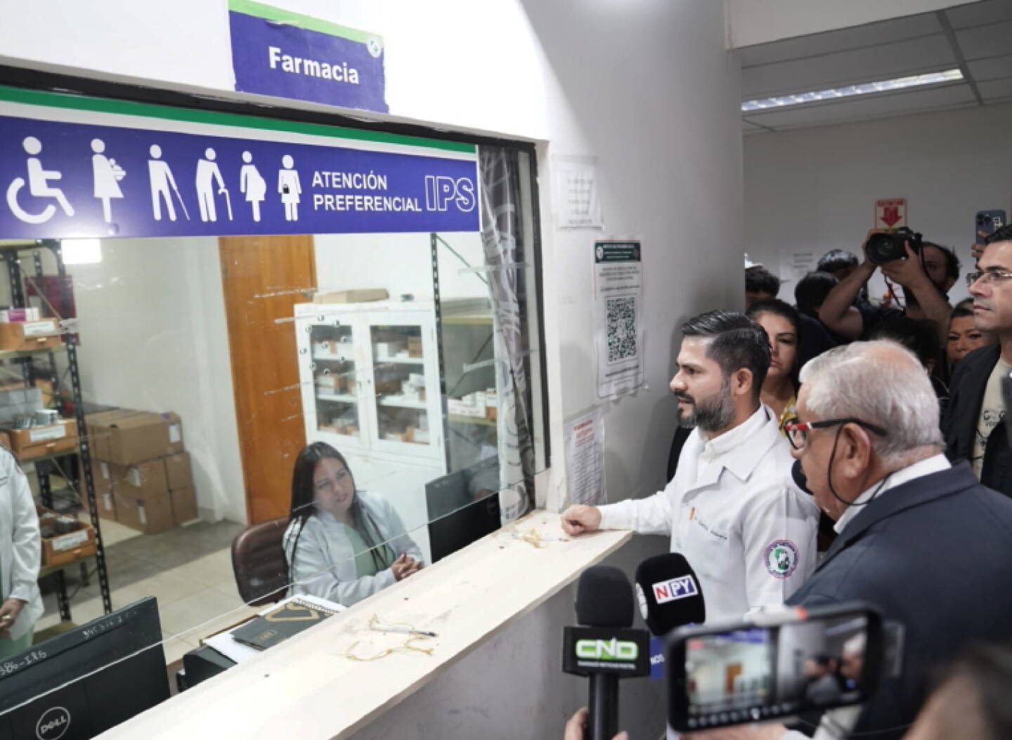 Escasez. Pocos medicamentos en la farmacia, observó. IPS.jpg