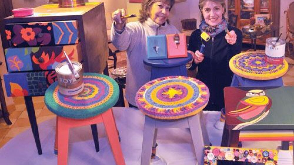 María por Dos.  María Del Carmen Urbieta  y  María Isabel González  muestran sus obras, llenas de arte, color e historia.