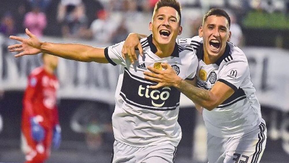 Alegría máxima. Jorge Colmán abraza a Guillermo Paiva en el festejo del segundo tanto de Olimpia frente a Sol.