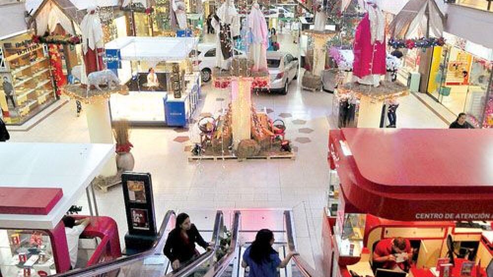 Muchas ofertas, poca gente.  Los shoppings tuvieron una jornada con poca clientela.