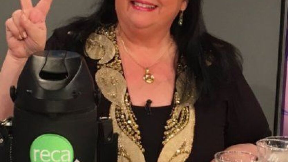 Mina muy contenta con su oyente Romerito.