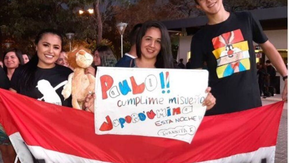 Los seguidores de Paulo Londra le dedicaron simpáticos carteles, algunos con mensajes en guaraní.