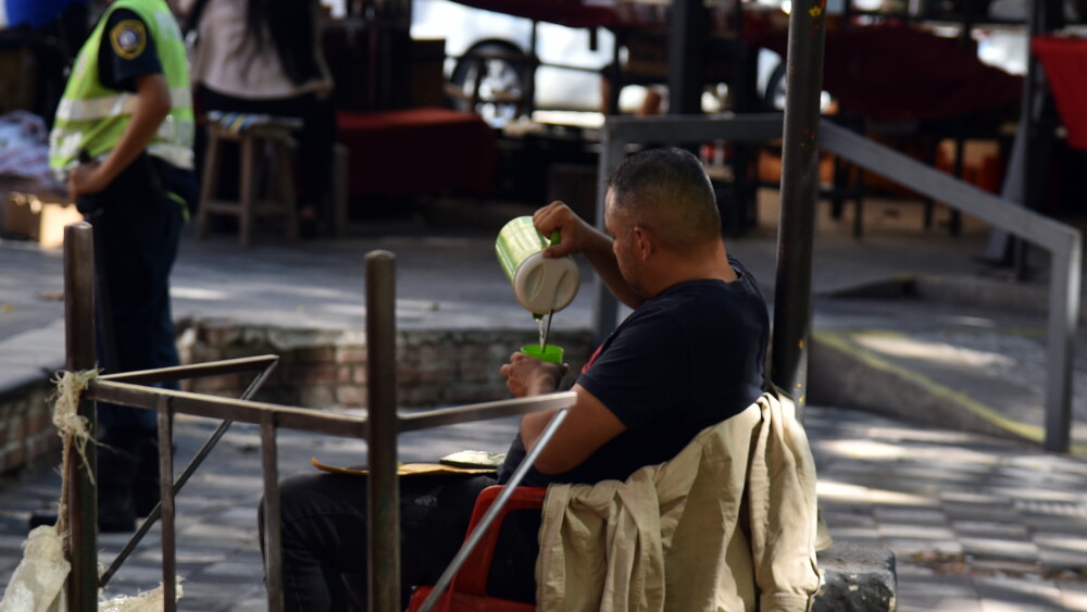 Calor en Asunción, persona tomando tereré