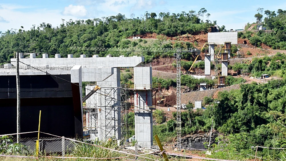Puente inconcluso generará un cuello de botella en nueva autopista esteña Puente inconcluso generará un cuello de botella en nueva autopista esteña