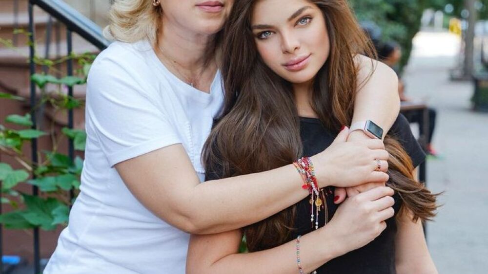 Como siempre, doña Ludy Ferreira estará al lado de Nadia, esperando verla coronada Miss Universo 2021. “Qué afortunada soy de tenerte, mi ejemplo a seguir. Me apoyaste desde el principio de mi carrera en el modelaje. Siempre a mi lado, desde los 13 años hasta el día de hoy, sosteniéndome la mano y viviendo este enorme sueño”, fueron las palabras que le dedicó Nadia a su madre en Instagram.