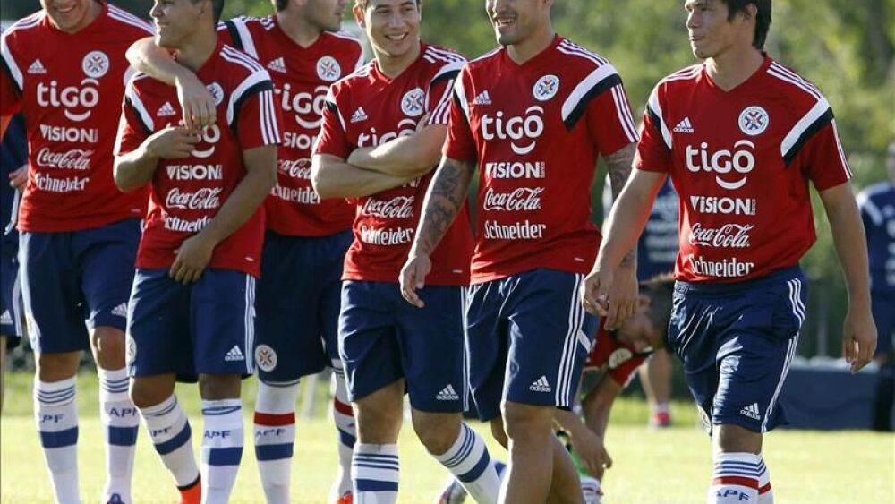 En la imagen, un grupo de jugadores de la selección paraguaya de fútbol. EFE/Archivo