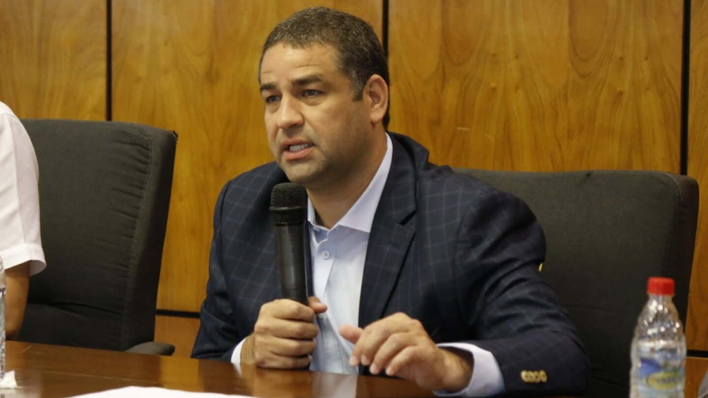 Diputado cartista niega traición y reconoce errores en derrota de Camilo