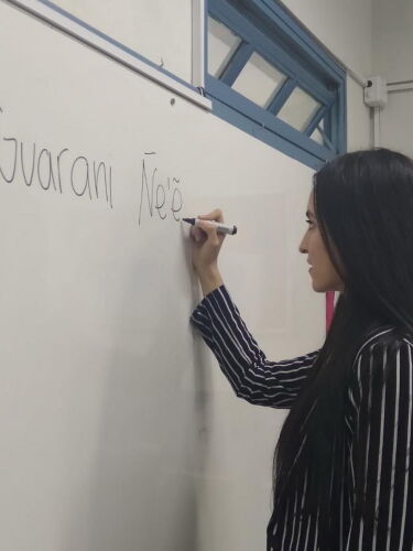 educacion-dalma-ferreira-se-desempena-como-profesora-del-idioma-guarani.jpeg