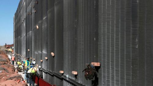 EEUU construye muro negro en la frontera con México para dificultar escalada de migrantes