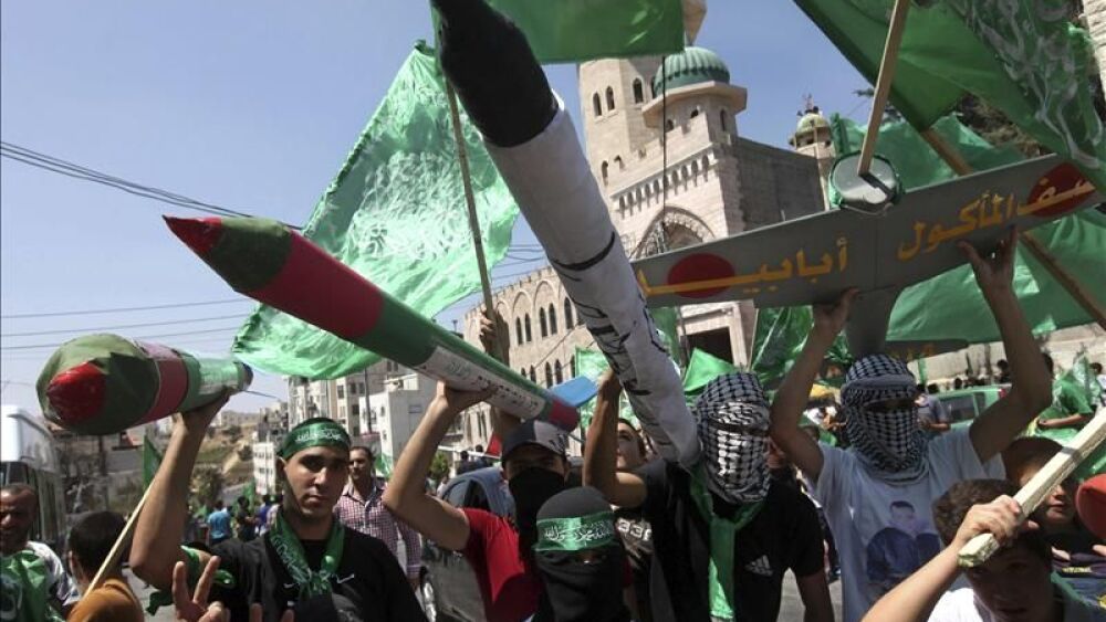 Palestinos muestran armas de juguete mientras participan en una manifestación en apoyo de Hamás en Hebrón (Cisjordania), el pasado mes de agosto. EFE/Archivo