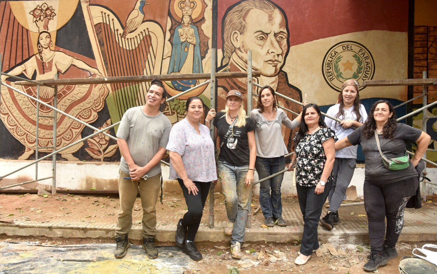 Artistas junto a vecinos del barrio Pinozá de Asunción.jpg