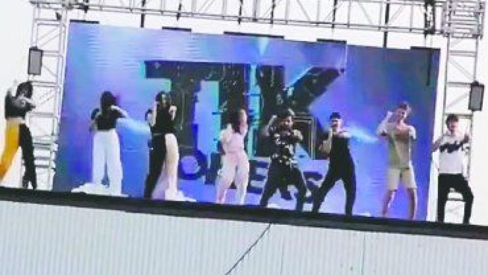 El show de la polémica Videos del espectáculo de los tiktokers se viralizaron en las redes. Los tiktokers que se presentaron son: Beto Capdevila, Yamila Ruiz, Valerius, Larissa Barrientos, Ucra, Vilu Acosta, Jhons Frans y Haia (foto abajo). Esta tarde será la última función de la Gran Juntada en la Costanera de Asunción. Las entradas tienen un costo de G. 30.000 y las personas que asisten deben hacerlo en sus vehículos.