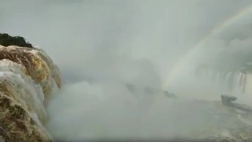 Debido a crecida del agua, cierran pasarela de las cataratas del Iguazú, lado brasileño Debido a crecida del agua, cierran pasarela de las cataratas del Iguazú, lado brasileño