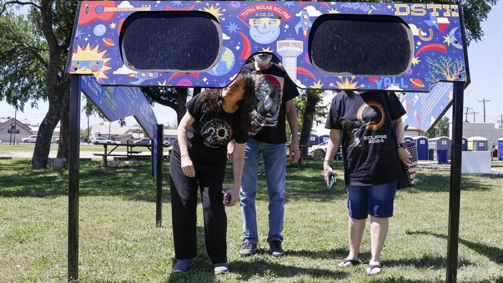 Eclipse total en América del Norte atrae interés científico, alegría y caos Eclipse total en América del Norte atrae interés científico, alegría y caos