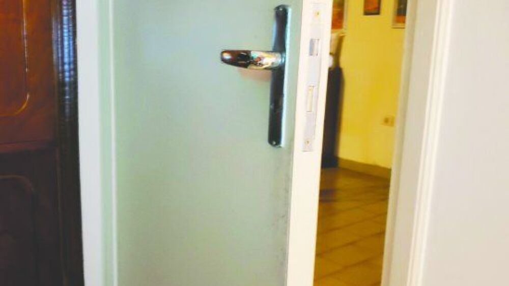 Mostró la puerta de la biblioteca que se abría sola.