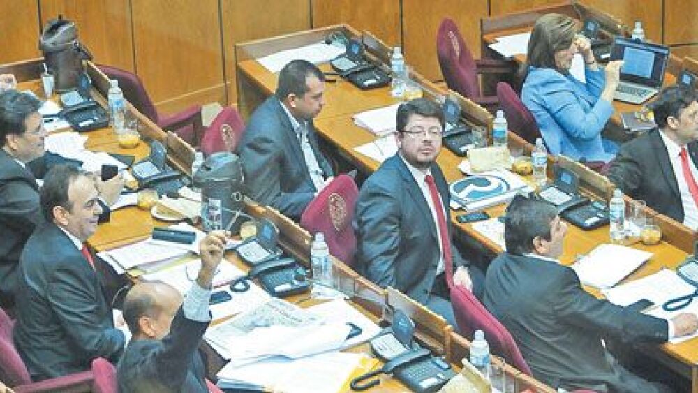 Comensales de lujo.  Los senadores tienen a su disposición un variado menú cada jueves.