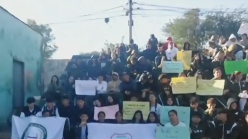 Sentata en el Colegio Nacional de Quiindy.png