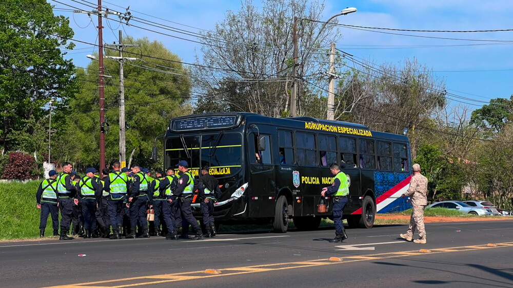 Policías varados en manifestación de médicos.jpg