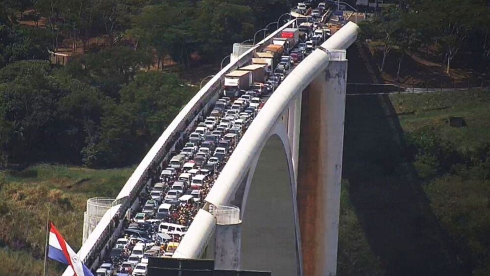 Colapso vehicular. El bloqueo hecho ayer por los paseros provocó un caos en el Puente Internacional de la Amistad.