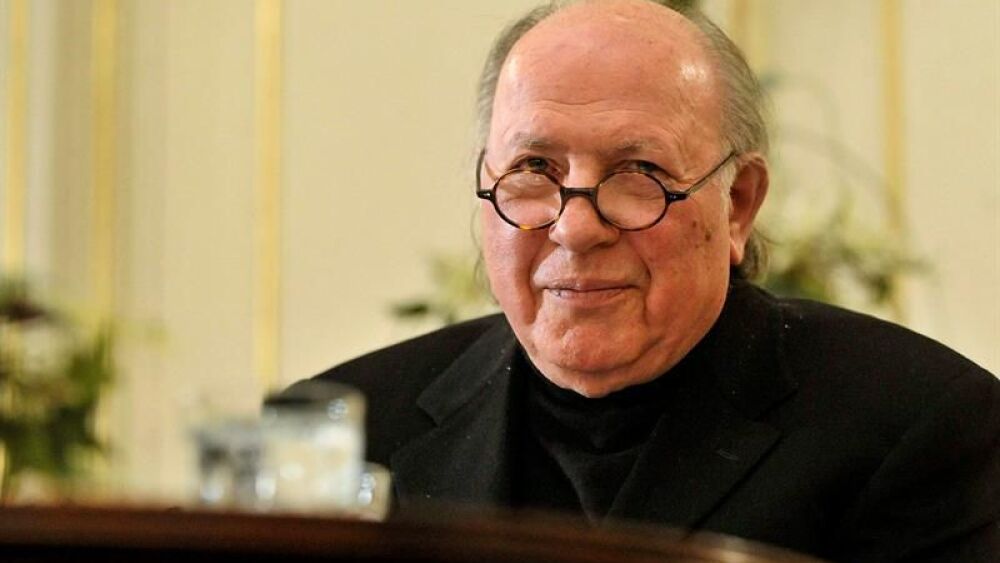 Fotografía de archivo tomada el 10 de diciembre de 2002 que muestra al escritor húngaro Imre Kertész al recibir el Nobel de Literatura de manos del rey Gustavo de Suecia (d) en Estocolmo (Suecia). EFE/Archivo