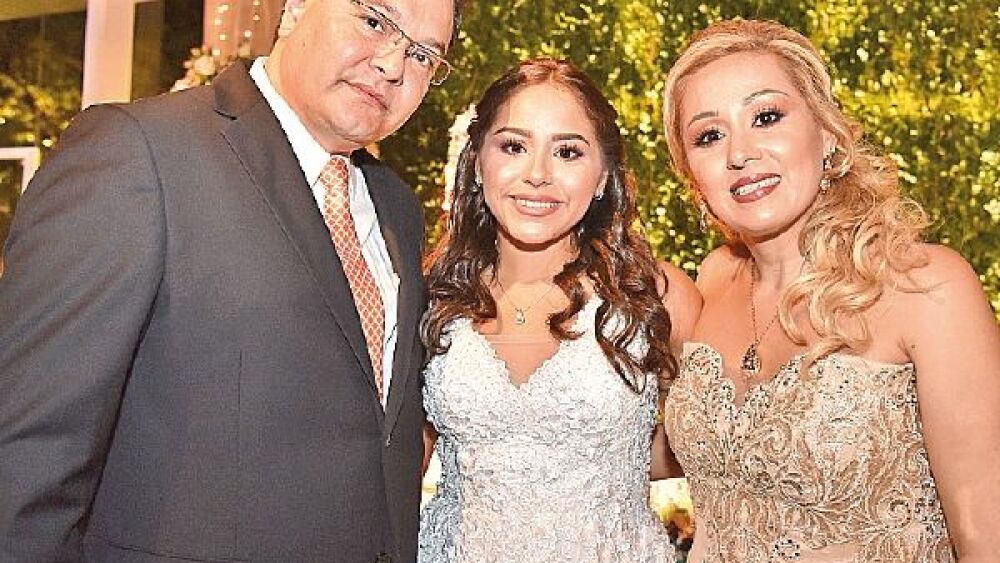 La jovencita junto a sus padres, Silvio Peralta y Dessirée Cruz.