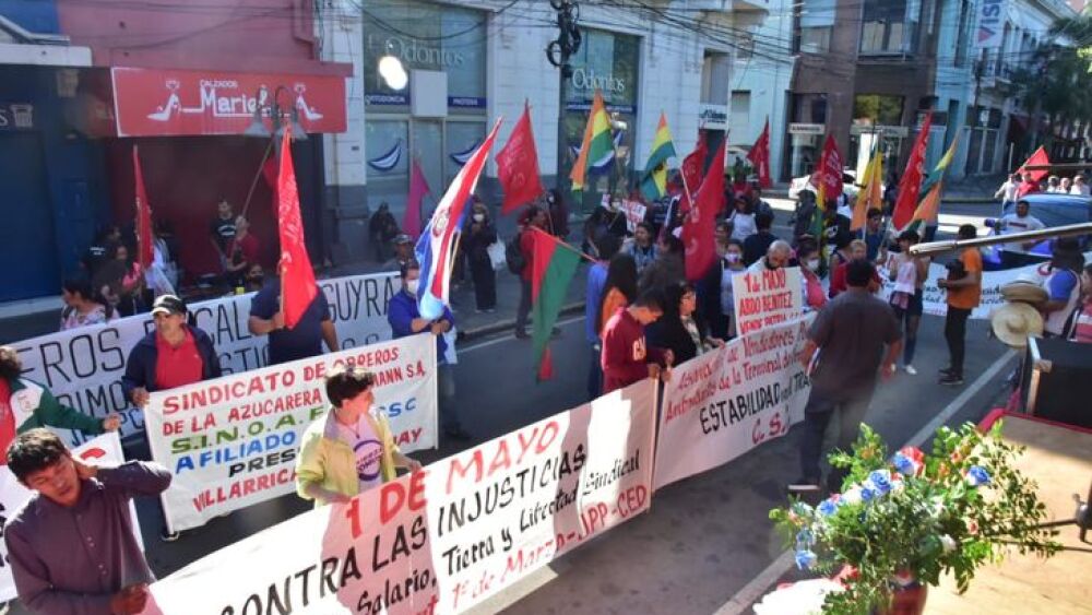 Los trabajadores de diferentes sindicatos salieron a las calles con pasacalles y banderas para hacer escuchar sus reivindicaciones.