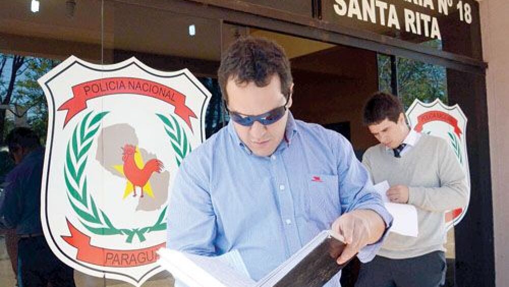 Allanamiento.  El fiscal Cazenave incautó libros de actas de la Comisaría 18ª Santa Rita.