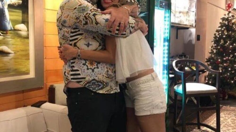 Mal pensadas. Dos señoritas creyeron que Colaso estaba acosando a su esposa, cuando estaban hablando amistosamente en la calle.