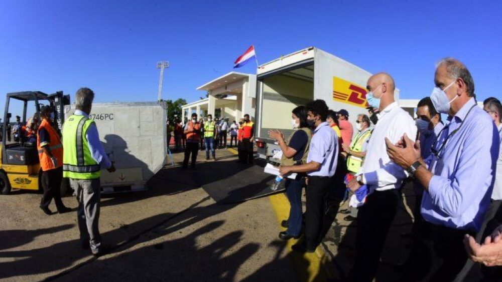 Las autoridades realizaron un pequeño acto de recibimiento del primer lote de vacunas contra el Covid-19.