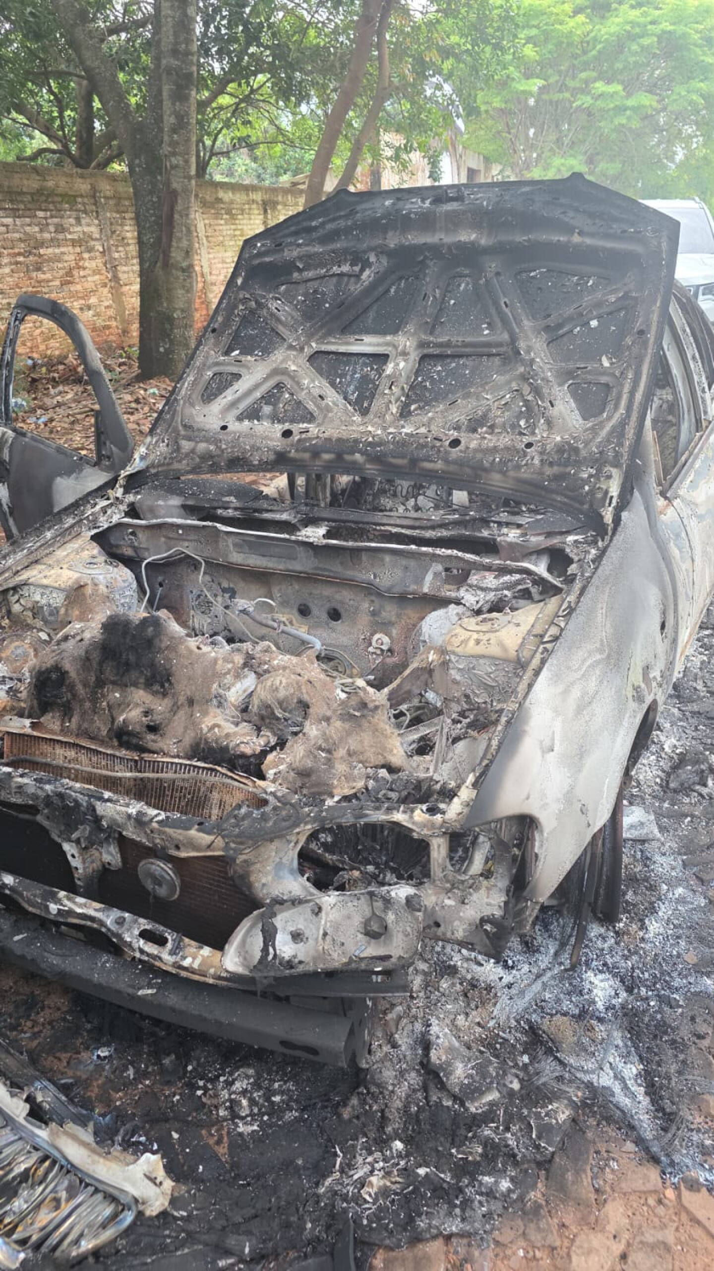 Auto quemado tras asalto en PJC.jpg