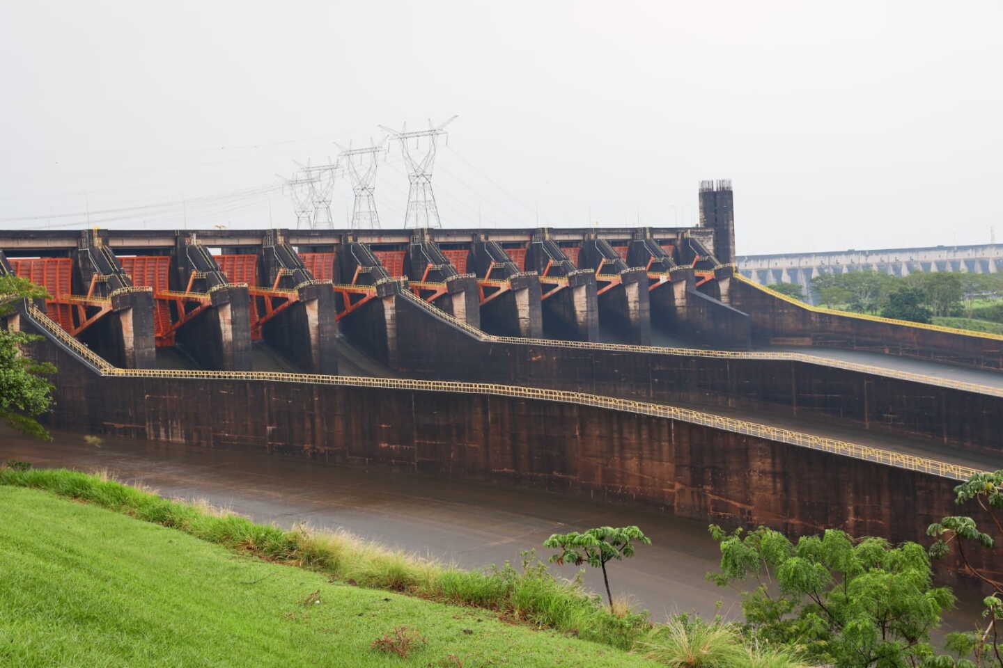 represa itaipú, compuertas.jpg