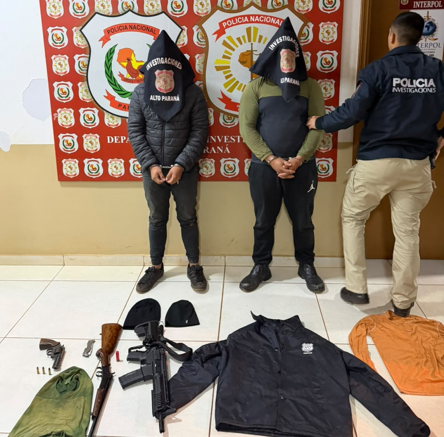 Detenidos con réplicas de fusiles.jpg