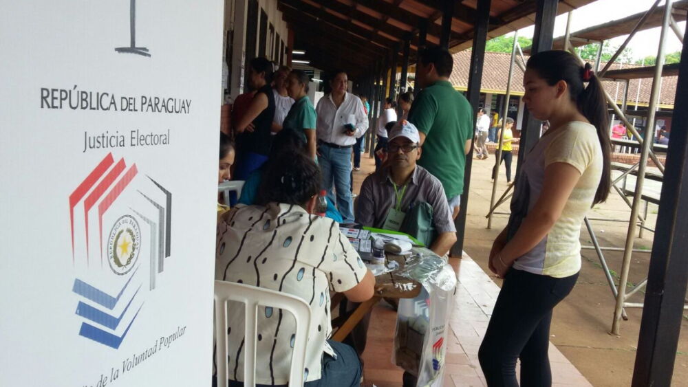 gente votando en pte franco.jpg
