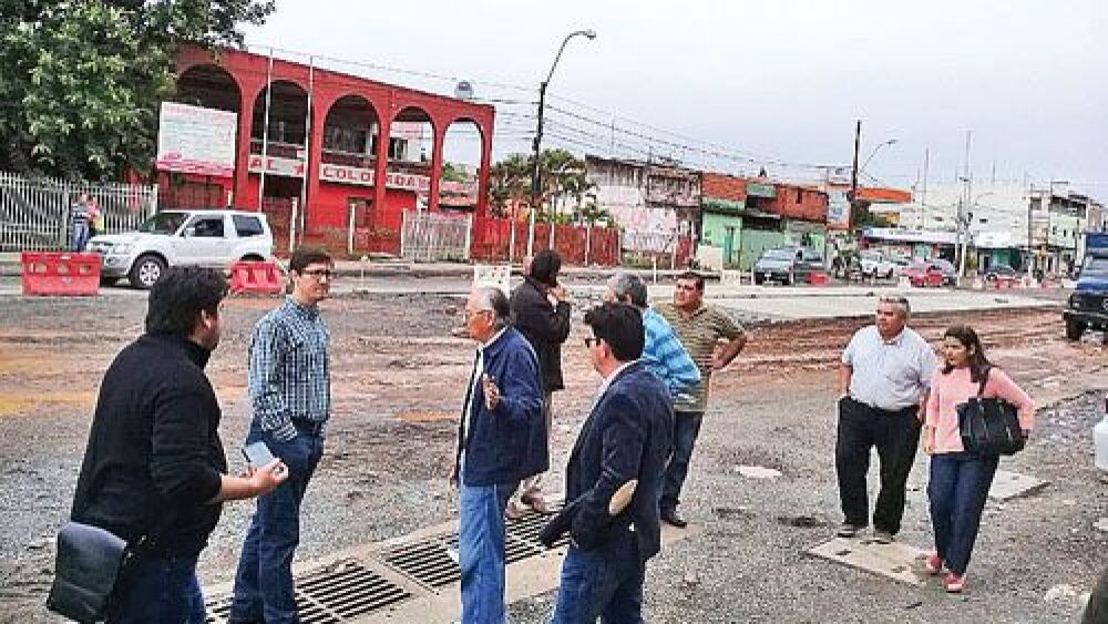 Desolación.  El viceministro Velázquez, en la zona de obras.