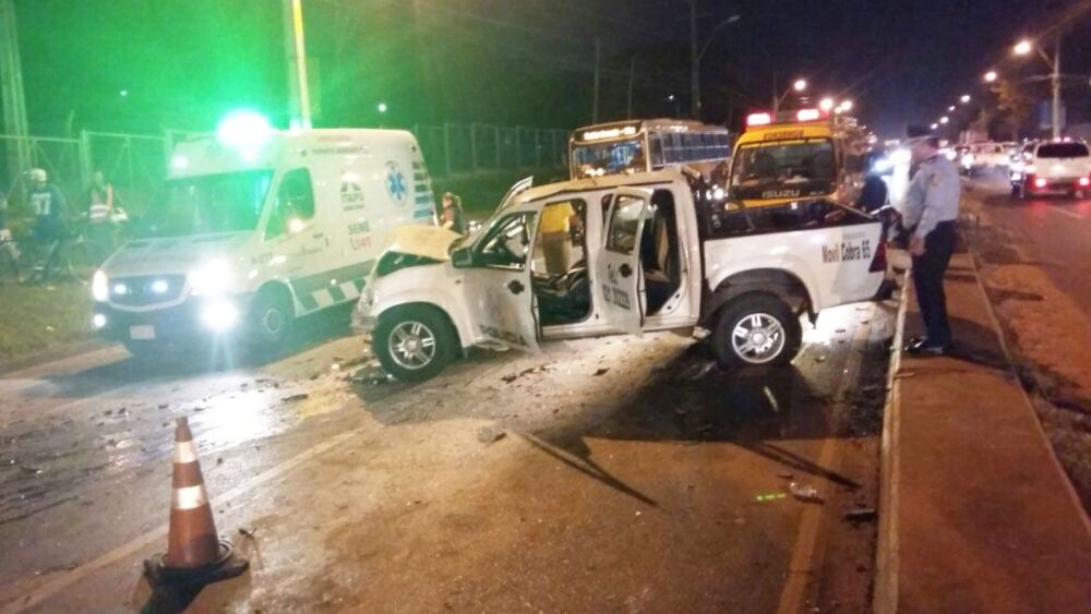 Imprudencia.  Testigos sacaron la foto de una consevadora cerca de la patrullera. La Fiscalía investiga el caso.