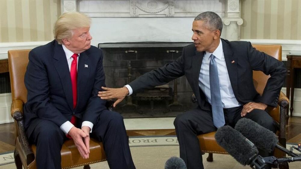 Fotografía tomada el pasado 10 de noviembre en la que se registró al presidente de los Estados Unidos, Barack Obama (d), al hablar con el presidente electo estadounidense, Donald Trump (i), durante un encuentro en el despacho oval de la Casa Blanca, en Wa
