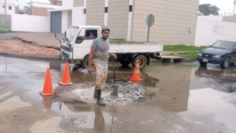 In fraganti.  Cuadrilla quiso romper el hormigón armado para unir la  cloaca con red pluvial.