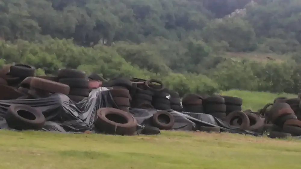 Piden intervención de un predio municipal con acumulación de cubiertas en Ciudad del Este Piden intervención de un predio municipal con acumulación de cubiertas en Ciudad del Este