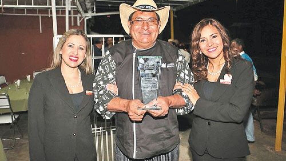 Celebración.  Don Benjamín Benítez junto a Martha Pérez y Celia Benítez con el galardón.